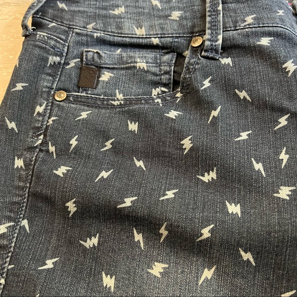 Torrid women blue white jean ankle length lightening pattern zip button top 14 - Picture 4 of 15